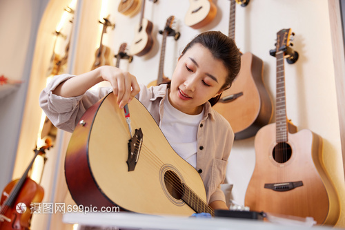 纤手修音 女性乐器维修师的匠心传奇